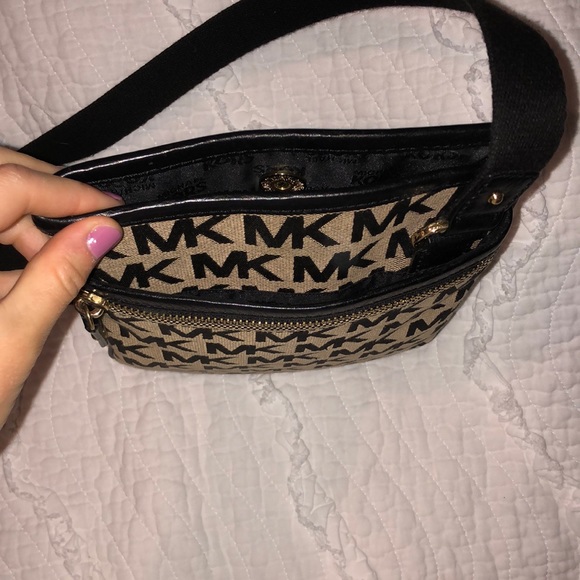 Michael Kors cross body small purse - Picture 4 of 5